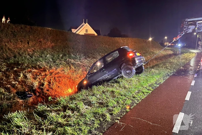 Automobilist vliegt uit de bocht en belandt in sloot