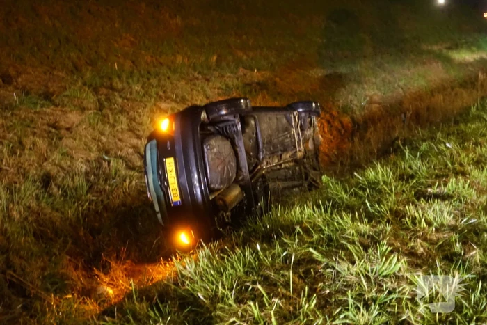 Automobilist vliegt uit de bocht en belandt in sloot