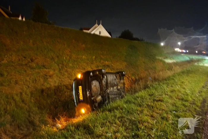 Automobilist vliegt uit de bocht en belandt in sloot