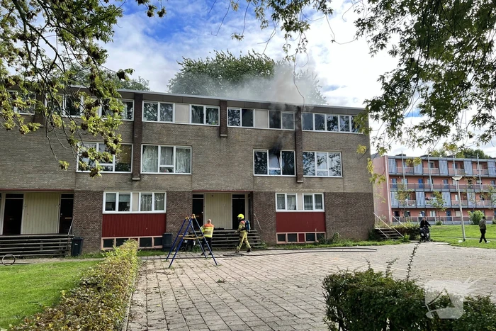 Veel zwarte rook bij woningbrand