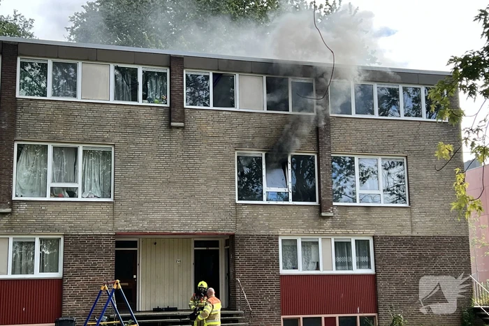 Veel zwarte rook bij woningbrand