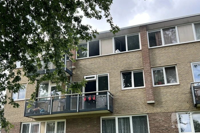 Veel zwarte rook bij woningbrand