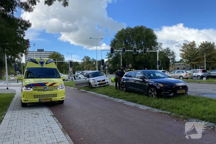 Twee personenwagens botsen achter op elkaar