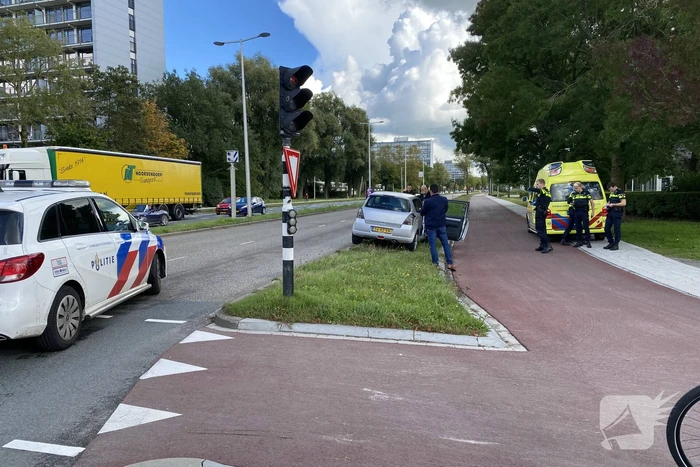 Twee personenwagens botsen achter op elkaar