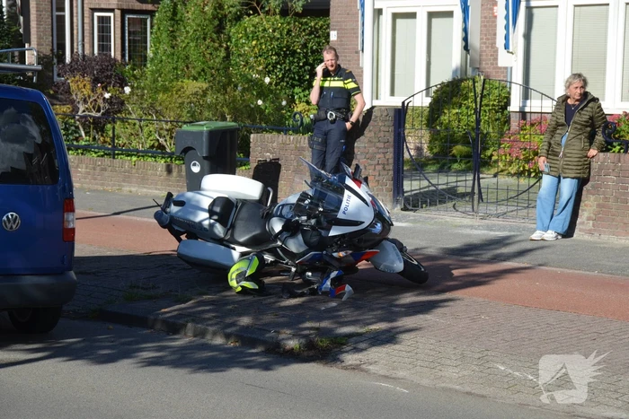 Motoragent gewond bij botsing met bestelbus