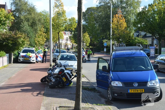 Motoragent gewond bij botsing met bestelbus