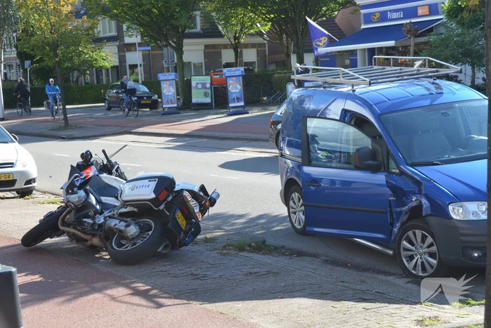 Motoragent gewond bij botsing met bestelbus