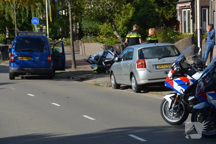 Motoragent gewond bij botsing met bestelbus