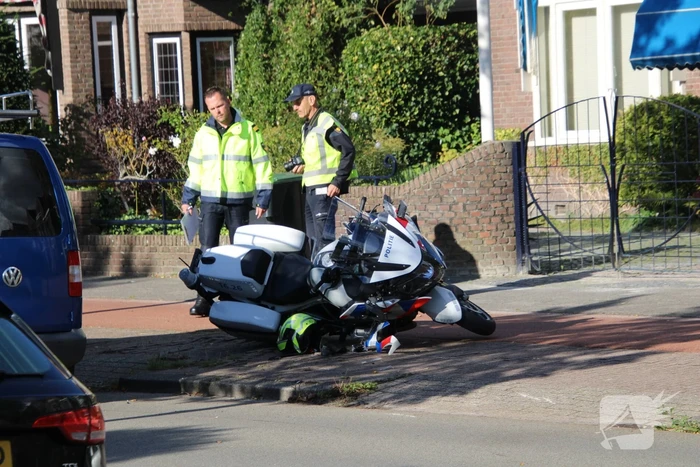 Motoragent gewond bij botsing met bestelbus