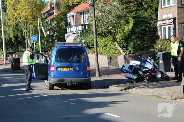 Motoragent gewond bij botsing met bestelbus