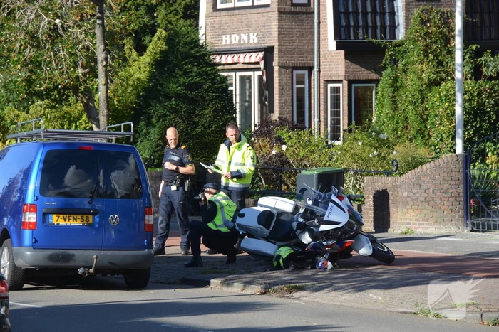 Motoragent gewond bij botsing met bestelbus
