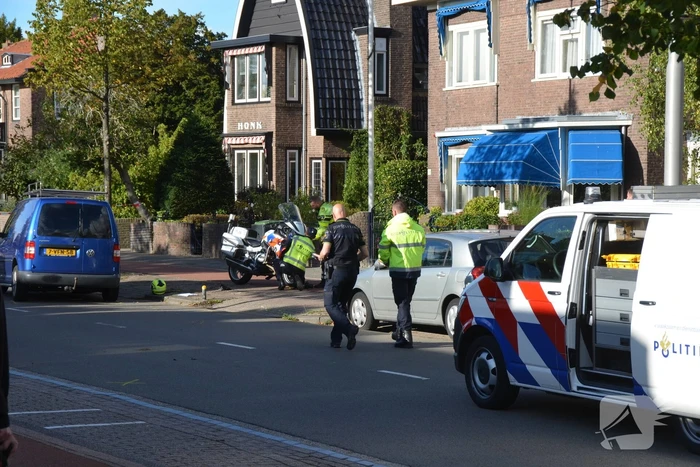 Motoragent gewond bij botsing met bestelbus