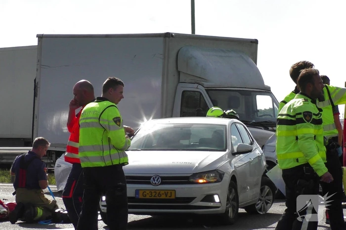 Traumahelikopter landt op snelweg na ernstig ongeval
