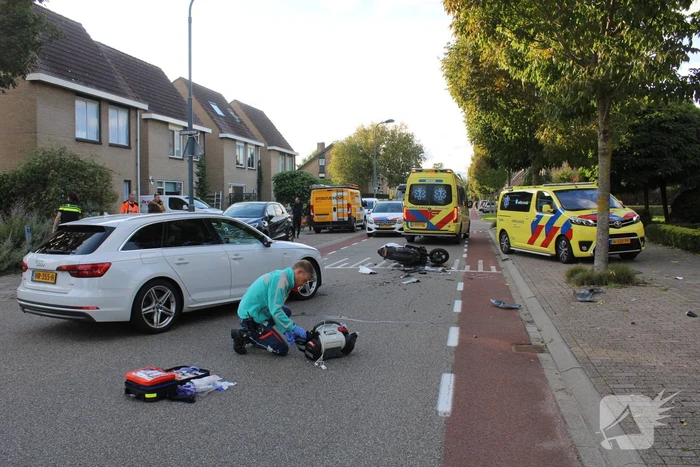 Scooterrijder geschept door auto