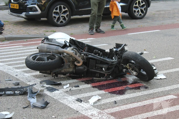 Scooterrijder geschept door auto