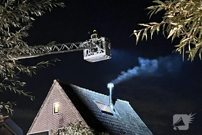 Brand in schoorsteen van woning