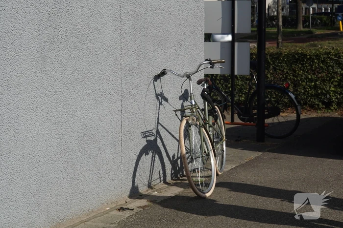 Fietser klapt tegen voorruit van auto en raakt gewond