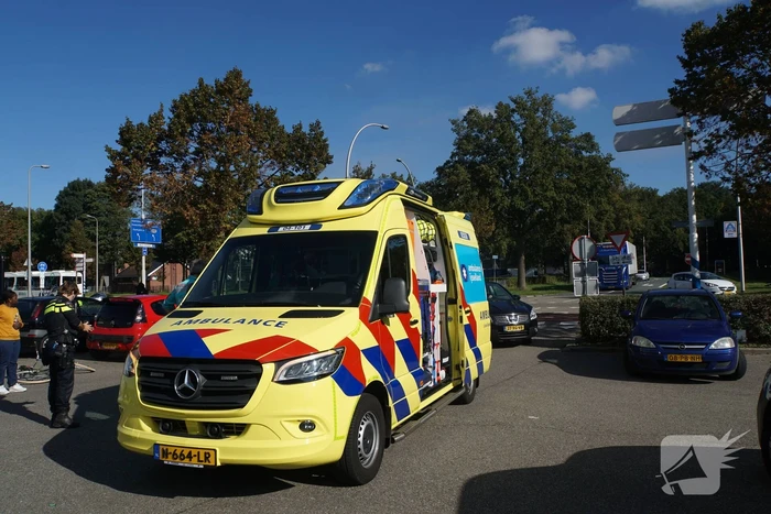Fietser klapt tegen voorruit van auto en raakt gewond