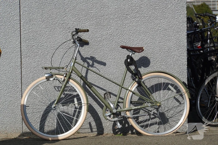 Fietser klapt tegen voorruit van auto en raakt gewond