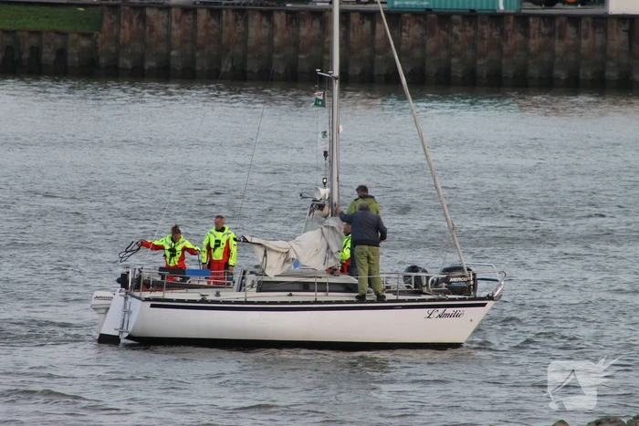Brandweer ingezet voor los trekken vastgelopen zeilboot