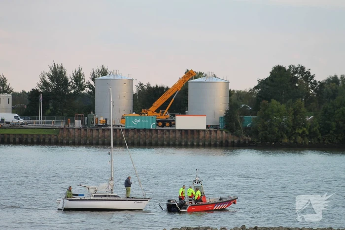 Brandweer ingezet voor los trekken vastgelopen zeilboot