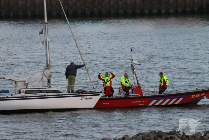 Brandweer ingezet voor los trekken vastgelopen zeilboot