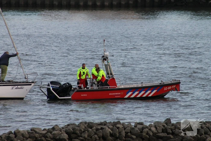 Brandweer ingezet voor los trekken vastgelopen zeilboot