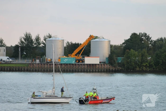 Brandweer ingezet voor los trekken vastgelopen zeilboot