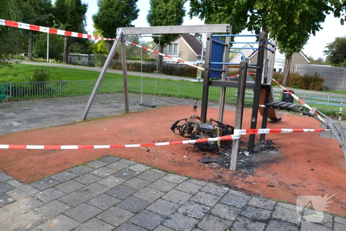 Scooter verwoest door brandstichting