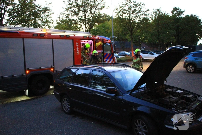 Rookontwikkeling onder motorkap van auto