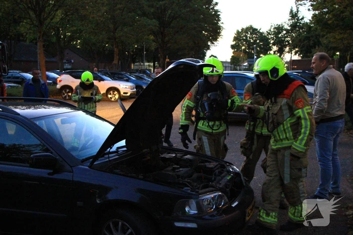 Rookontwikkeling onder motorkap van auto