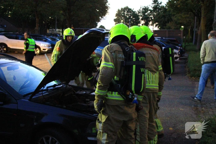 Rookontwikkeling onder motorkap van auto