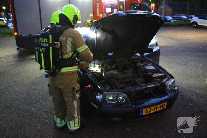 Rookontwikkeling onder motorkap van auto