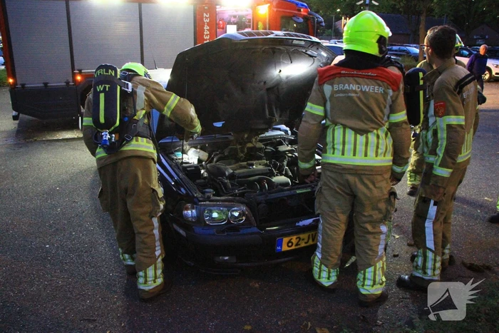 Rookontwikkeling onder motorkap van auto