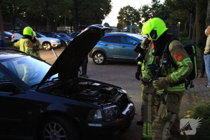 Rookontwikkeling onder motorkap van auto