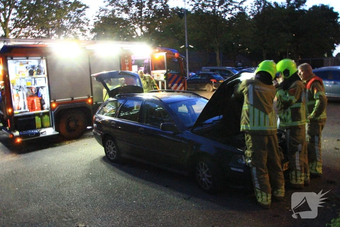 Rookontwikkeling onder motorkap van auto