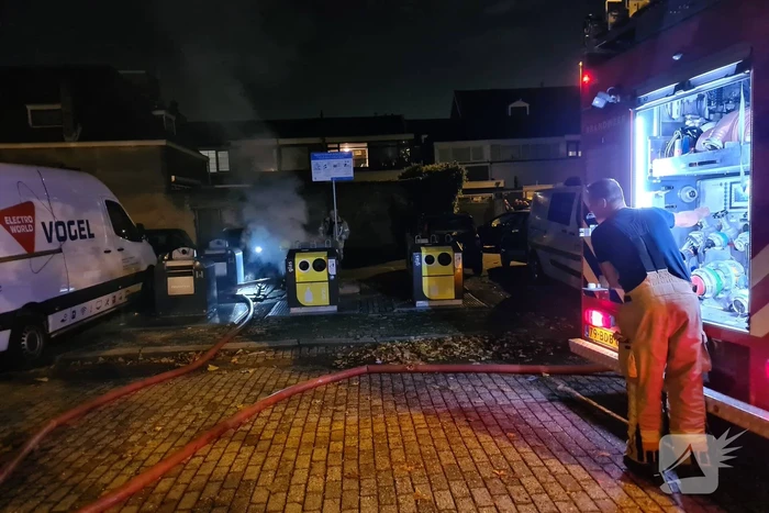 Brandweer blust containerbrand
