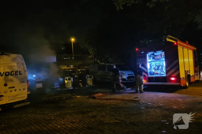 Brandweer blust containerbrand