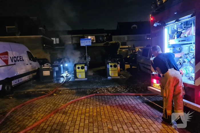 Brandweer blust containerbrand