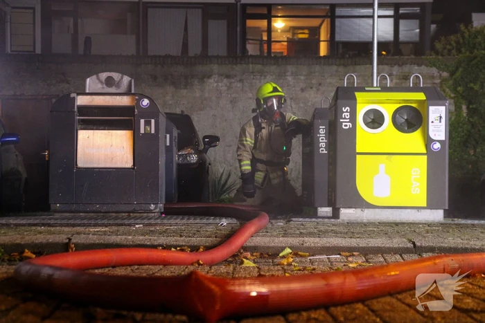 Brandweer blust containerbrand