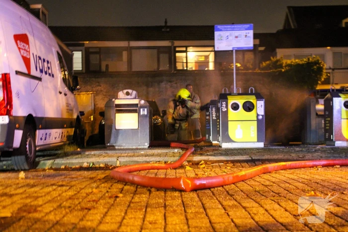 Brandweer blust containerbrand