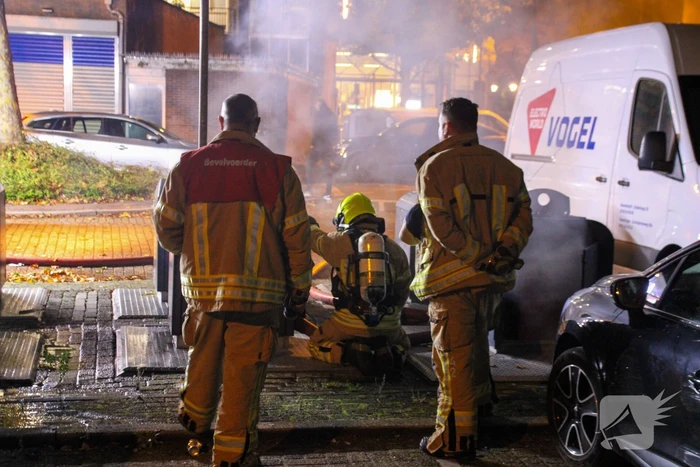 Brandweer blust containerbrand