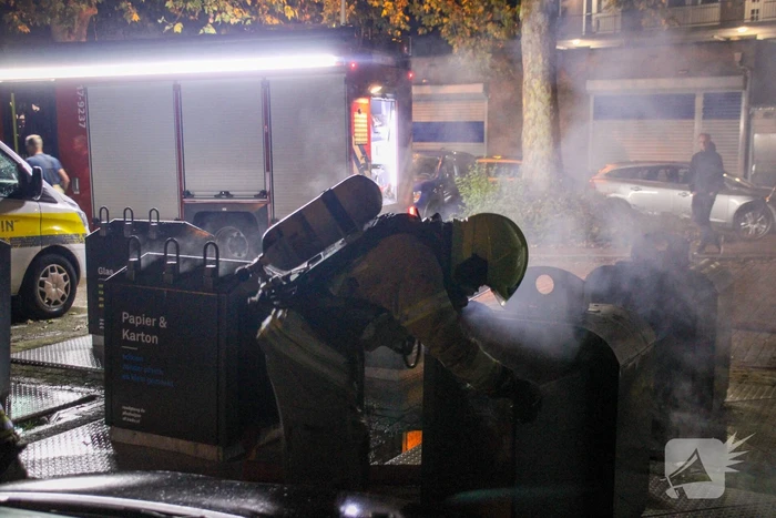 Brandweer blust containerbrand