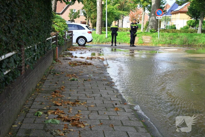 Vrouw valt in sink hole door kapotte waterleiding