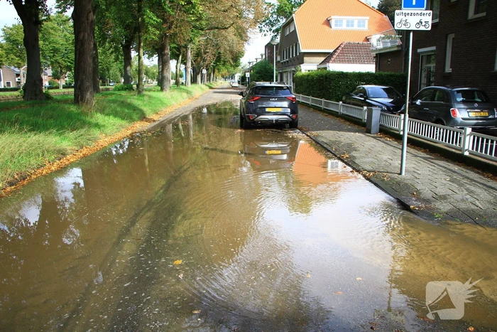 Vrouw valt in sink hole door kapotte waterleiding