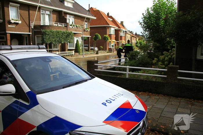 Vrouw valt in sink hole door kapotte waterleiding