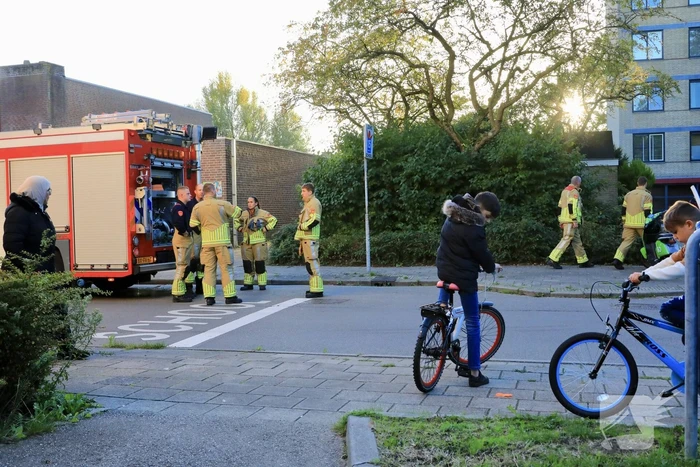 Buurtbewoners blussen in brand gestoken matras