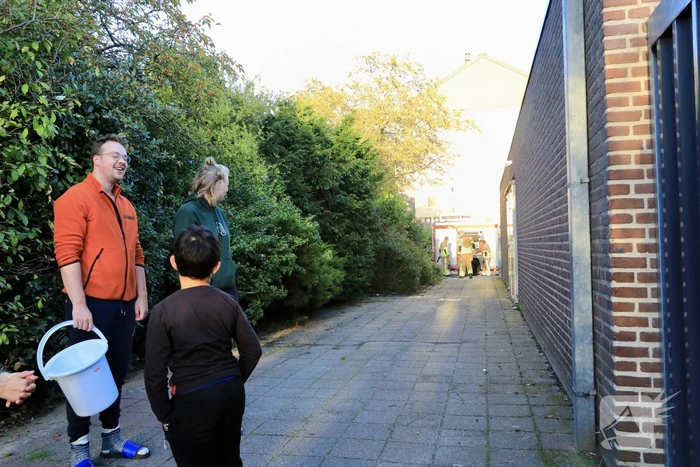 Buurtbewoners blussen in brand gestoken matras