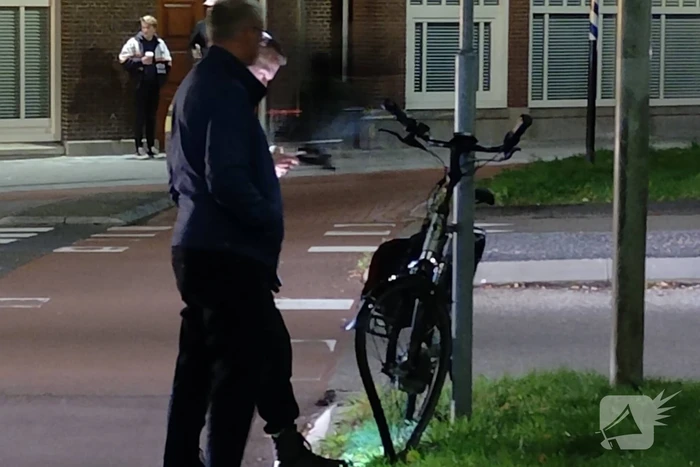 Fietser en automobilist in botsing