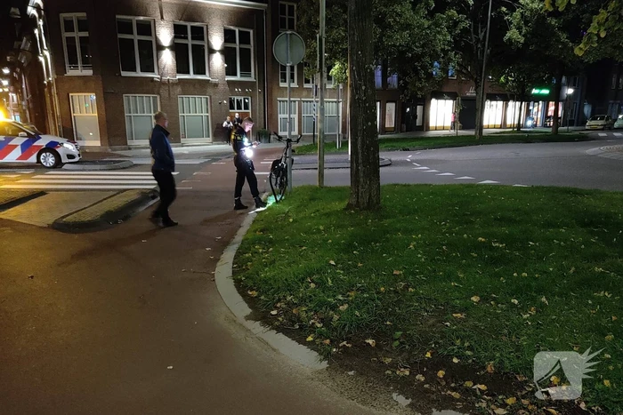 Fietser en automobilist in botsing
